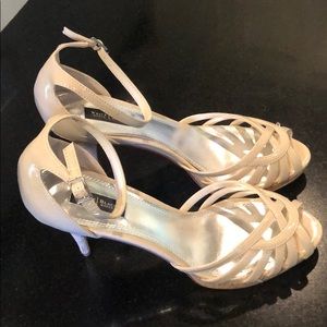 White House Black Market Turin heals size 9